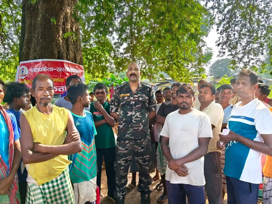 खरसावां के लखनडीह में पुलिस ने चलाया जागरूकता अभियान, ग्रामीणों से अफीम की खेती से दूर रहने की अपील