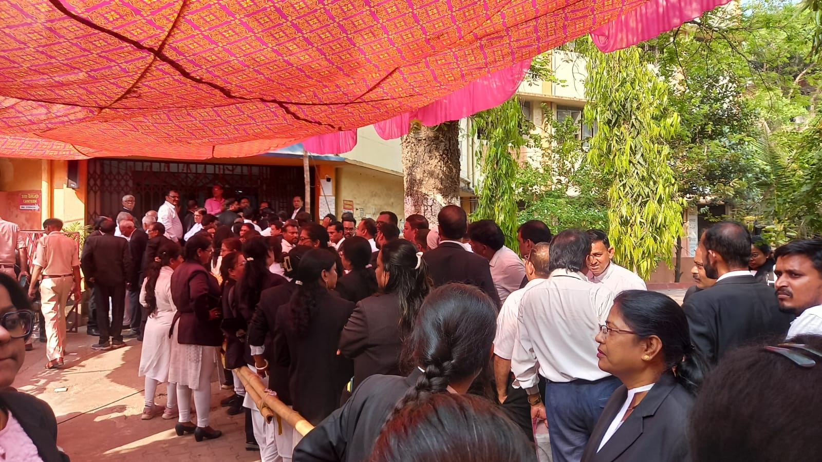 झारखंड स्टेट बार काउंसिल के नए सदस्यों का चुनाव के लिए व्यवहार न्यायालय में   कराया गया मतदान , वोटि