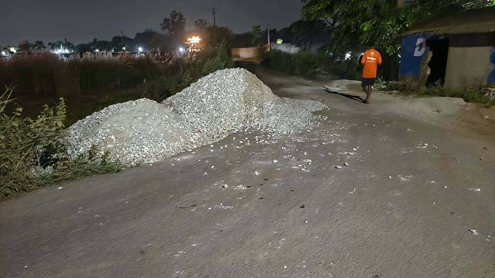चांडिल में निजी जमीन पर रात के अंधेरे में गिट्टी डालने का आरोप, जमीन मालिक ने जताया विरोध