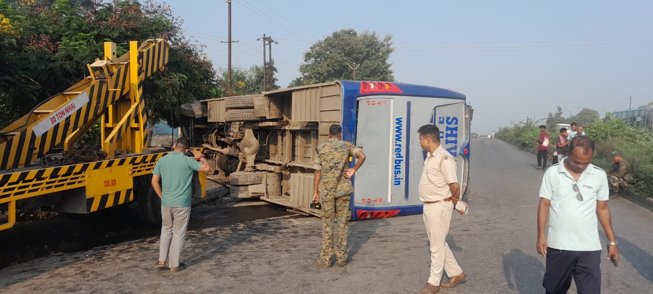 चौका में एनएच-33 पर यात्री बस पलटी, गिरिडीह निवासी समेत तीन घायल