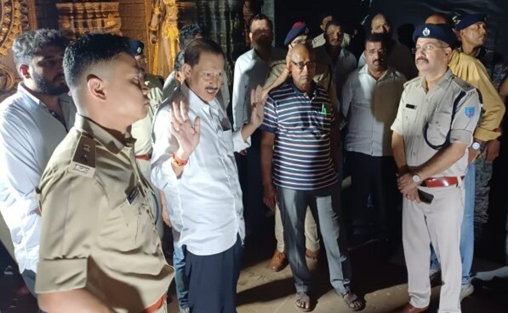 दुर्गा पूजा को लेकर आदित्यपुर में पुलिस अलर्ट, एसपी मनोज स्वर्गियारी ने पंडालों और पार्किंग स्थलों क